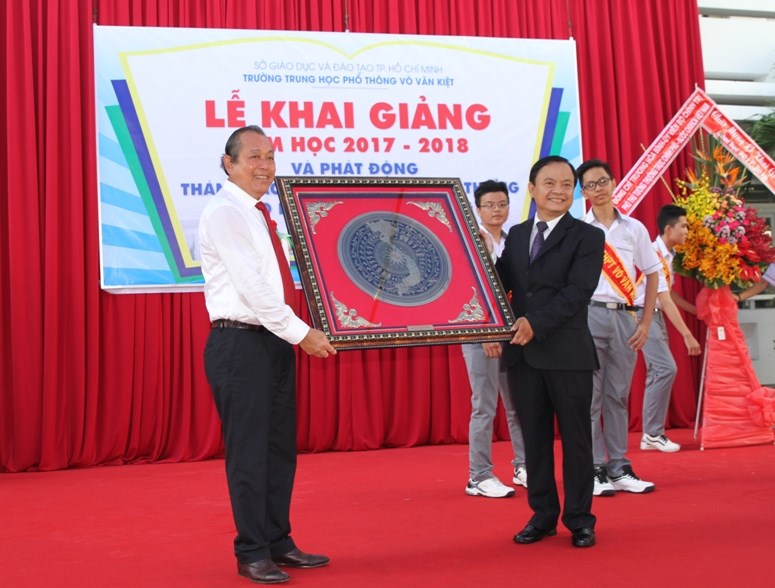 Phó Thủ tướng Trương Hòa Bình dự khai giảng và phát động Tháng ATGT cho học sinh đến trường - ảnh 2